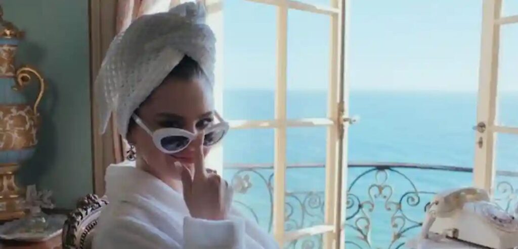 Selena Gomez - Love On Lyrics